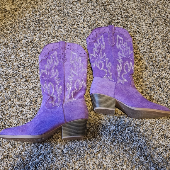 Suede Western Style Boots - Picture 2 of 9